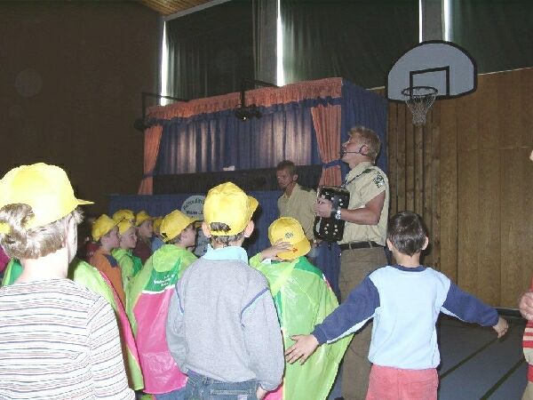 Erstkl&auml;ssler mit Polizeibeamten der Polizeidirektion Weiden