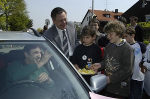 Den hat es erwischt! Da hilft kein Jammern, der muss in die saure Zitrone beißen.