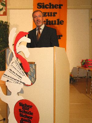 Rektor Steindl begr&uuml;&szlig;t die Ehreng&auml;ste und die Eltern der ABC-Sch&uuml;tzen