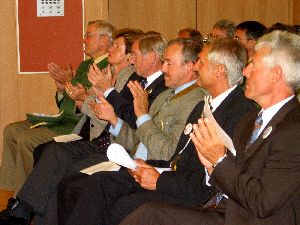 Die kurzweilige Begr&uuml;&szlig;ung des Schulleiters wird mit viel Beifall bedacht