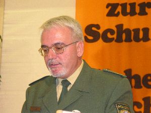 Ein lieber Bekannter: Der Pr&auml;sident des Polizeipr&auml;sidiums Niederbayern/Oberpfalz, Hans Junker, verk&uuml;ndet gute Zahlen bez&uuml;glich der Schulwegunf&auml;lle