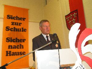 Herr Spru&szlig; vom Gau Nordbayern des ADAC verk&uuml;ndet eine "geldige Botschaft" f&uuml;r die Gemeinschaftsaktion