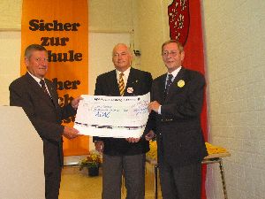 Herr Spru&szlig; vom Gau Nordbayern des ADAC und Herr Wagner &uuml;bergeben ihre "sehr gute Idee" in Form eines Schecks an den Gesch&auml;ftsf&uuml;hrer der Gemeinschaftsaktion
