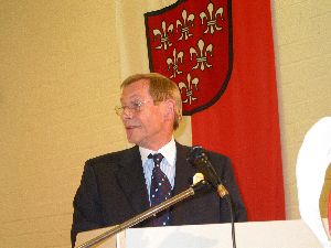 Gesch&auml;ftsf&uuml;hrer Schwab bei seinem Dank an die Veranstalter und Sponsoren, insbesondere f&uuml;r den 5000 Euro Scheck des ADAC Gau S&uuml;dbayern und Gau Nordbayern