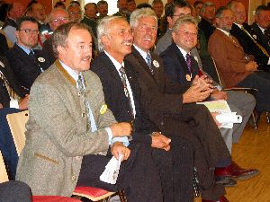 Die Ehreng&auml;ste freuen sich mit dem Gesch&auml;ftsf&uuml;hrer &uuml;ber die gelungene Veranstaltung