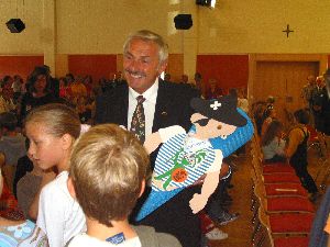 Schulamtsdirektor Glombitza begr&uuml;&szlig;t humorvoll die mehr als 120 ABC-Sch&uuml;tzen