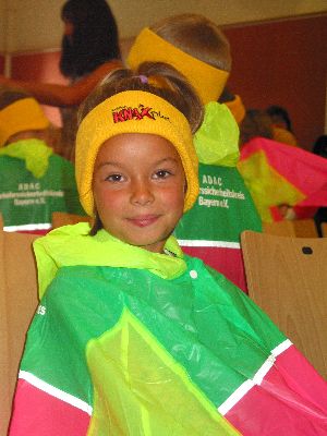 So h&uuml;bsche M&auml;dchen gibt es in Sulzbach-Rosenberg, nat&uuml;rlich besch&uuml;tzt mit dem Poncho des ADAC und dem Stirnband der Sparkasse und der Verkehrswacht