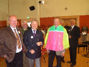 Nein, das ist der Stimmkreisabgeordnete, MdL Kustner, der sich und den anderen im Poncho des ADAC gut gef&auml;llt