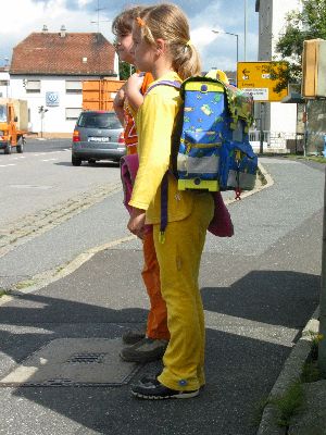 So ist es recht: Helle Kleidung, Schulranzen mit Reflektoren und vor dem &Uuml;berqueren der Stra&szlig;e genau schauen, ob auch kein Auto kommt!