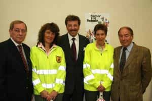 Gemeinschaftsaktion Gesch&auml;ftsf&uuml;hrer Schwab, Schulweghelferin Frau Ruckdeschel, Staatssekret&auml;r Schmid, Schulweghelferin Frau Gl&ouml;ckl, Pressesprecher Krais