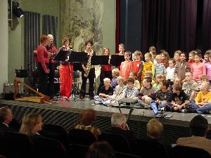 Eine &bdquo;hei&szlig;e&ldquo; LehrerInnen &ndash; Band mit den Viertkl&auml;sslern der Grundschule Mindelheim