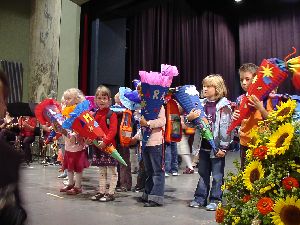 Erwartungsvoll schauen die ABC-Sch&uuml;tzen ins Publikum