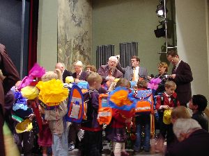 Die Ehreng&auml;ste verteilen die Ponchos des ADAC und die gelben Baseballkappen