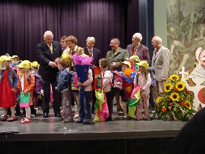 Jedes Kind auf der B&uuml;hne bekommt die Sicherheitskleidung