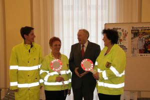 3 gelbe Engel der Schulwegdienste und Dr. Beckstein