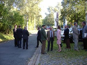 Aufmarsch der VIP's vor dem großen Ereignis vor der Schule im Grünen