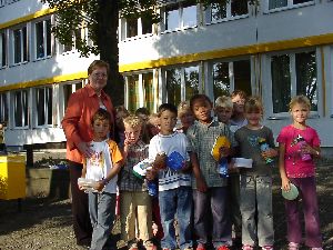 Meine Klassenkameraden dürfen später auch in die Turnhalle zu den hohen Gästen