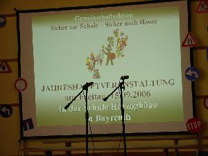 Begrüßung: Mit Laptop und Beamer werden die Gäste über den Verlauf der Veranstaltung informiert