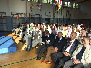 Jetzt warten die Gäste und Eltern auf das, was da kommt.