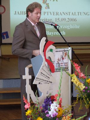 Hier sehen wir den Moderator nochmals in ganzer Größe