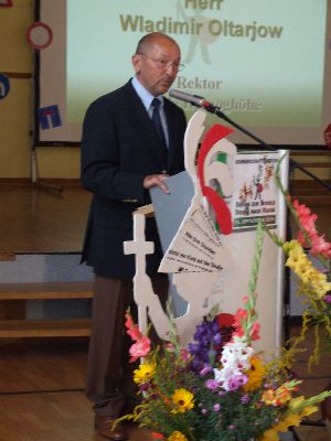 Rektor Wladimir Oltarjow begrüßt die Gäste