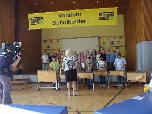 Unsere Lehrerinnen und unsere größeren Schüler legen sich ganz schön ins Zeug mit dem Verkehrschaos und dem Lied Klingelinggeling, a Fohrrod kimmt