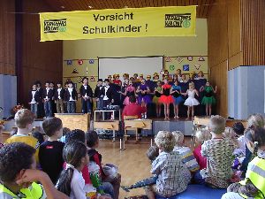 Meine Kleider sind hell heißt das Stück - und die Buben sind schwarz.