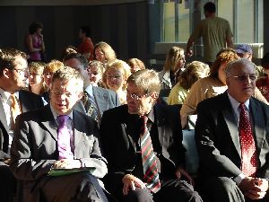 Da sitzt ER links neben seinem oberfränkischen Schulmeister, dem Herrn Abteilungsdirektor Brosig von der Schulabteilung der Regierung von Oberfranken