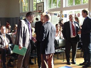 Also gut, dann geh' ich halt ans Pult und halte meine Rede