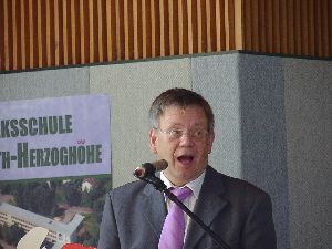 Und wenn er hört, dass da irgendwo Gefahrenstellen auf dem Schulweg sein sollten und die nicht beseitigt werden, mein Lieber, nachher plärrt er - wie man sieht.