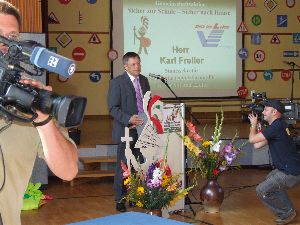 Jetzt hat er sich schon wieder beruhigt, vielleicht weil er ins Fernsehen kommt, und da tät ihn dann der Schirmherr der Gemeinschaftsaktion, der Herr Ministerpräsident Stoiber, sehen und vielleicht sogar schimpfen, das er nicht so plärren soll.