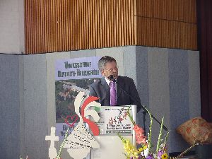 Ei bisschen meckert er noch über die Zustände in Irgendwo, aber er schaut ja schon wieder versöhnlich: