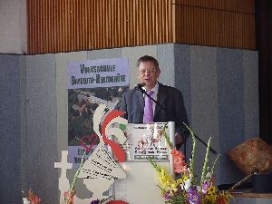 Jetzt ist er wieder der Herr Freller, wie wir ihn lieben: Lustig, föhlich und ein bisschen verschmitzt lächelnd.