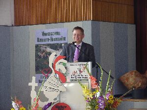 Und jetzt, wo er gar richtig lacht, verrat' ich euch, dass das mit dem Plärren gar nicht wahr ist, sondern ein Spaß war, weil halt das Bild die Geschichte hergab.