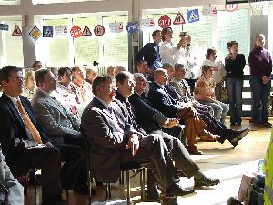 Jetzt sitzt der Freund und Förderer der Schulkinder und der Gemeinschaftsaktion wieder brav auf seinem Stuhl und wartet auf die Erstklässler.