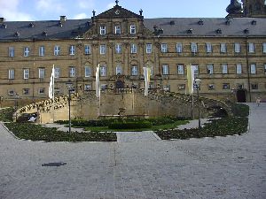 ... dann empfängt Dich die imposante Kulisse des Klosters.