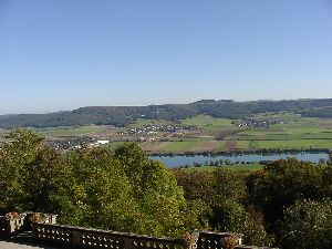 Nach der Anmeldung ein kurzer Blick vom Zimmer auf das obere Maintal ...