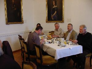 ... und schon geht es zum reichlich gedeckten Mittagstisch.