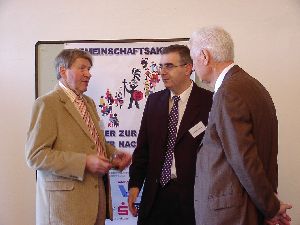 EPHK Hubert Schröder vom Staatsministerium des Innern begrüßt Herrn Günter Fuchs, Vizepräsident