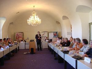 Herr Schröder tritt vor das Plenum ...