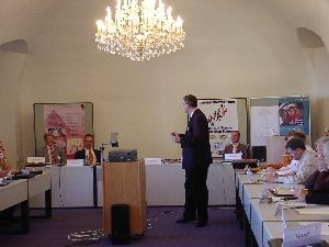 ... und begrüßt ganz besonders herzlich Herrn Karl Heinz Keil, den Referenten des Bildungswerks der Hanns-Seidel-Stiftung, der uns hervorragend betreut