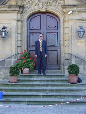 Herr Karl Heinz Keil von der HSS vor der imposanten Klosterpforte in Banz.