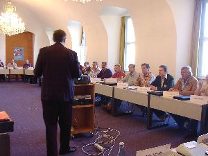 Herr Schröder gibt die Arbeitsaufträge für die Gruppenarbeiten aus