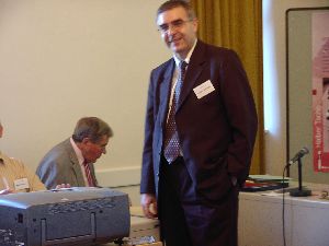 Beim Auszug der Gruppen in die Seminarräume lächelt er, weil er sich eine kleine Pause als Seminarleiter erhofft, aber Herr Fuchs von der LVW bereitet sich schon auf die ersten Fragen vor – nichts ist es mit der Pause, Herr Seminarleiter Schröder!