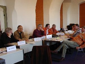 Wer sitzt denn da so relaxt bei der Gruppenarbeit – gut, dass er nicht ganz ins Bild kam, sonst hätte man ihn erkannt