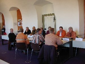 Jetzt sitzt er ja wieder gerade, der Herr mit der orangefarbenen Jacke