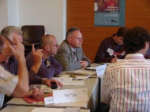 Selbst in der Kleingruppe herrscht Gesprächsdisziplin und man meldet sich ordentlich