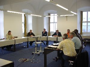 Nochmals Gruppenteilnehmer im großen Sitzungssaal