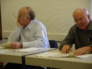 Der Herr rechts im Bild wartet immer noch auf die Kaffeepause, der Herr links hat schon resigniert: Wahrscheinlich gibt es heute keinen Kaffee mehr