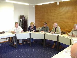 Der Herr ÖVSB links im Bild (neben der einzigen Dame) ist interessant: Hier arbeitet er noch intensiv mit